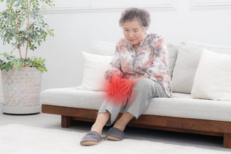 Illustration of knee pain and joint pain in the elderly Featuring a design with the painful area highlighted in red