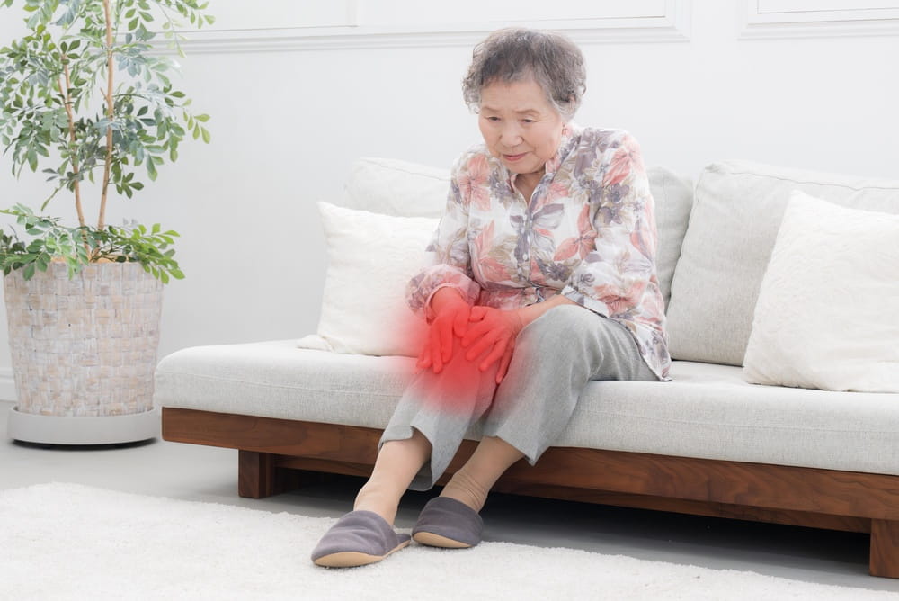 Illustration of knee pain and joint pain in the elderly Featuring a design with the painful area highlighted in red