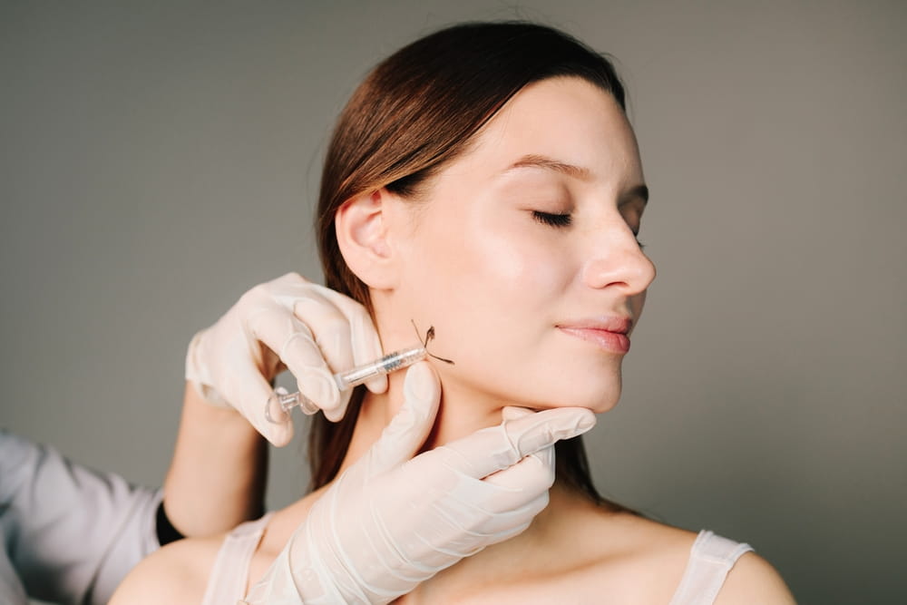 Contouring of the corners of the jaw. Professional beauty treatment. Correcting shape of the cheekbones. Correction of the jaw with fillers