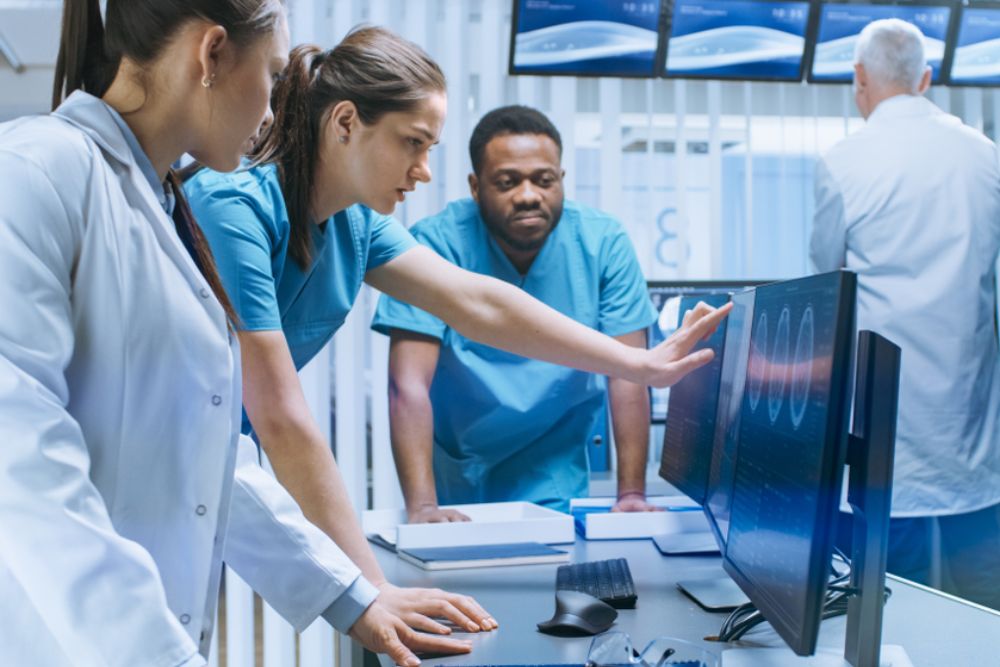Doctor with nurses in lab