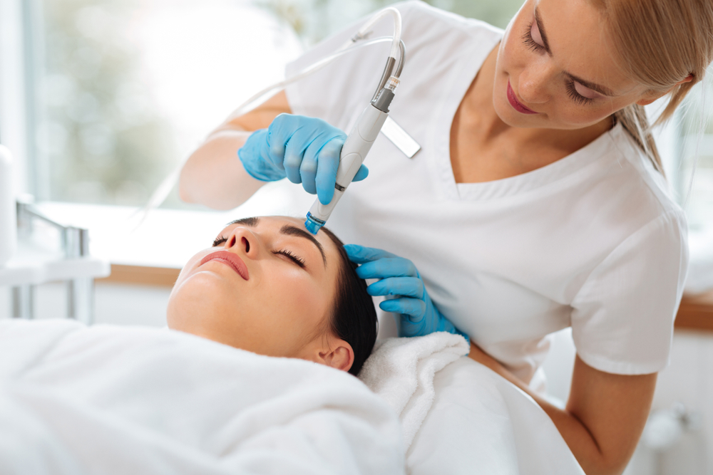 Hydrafacial vs Microdermabrasion