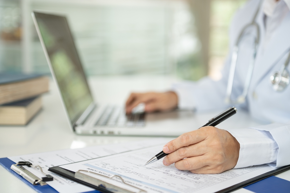 Medical communicator make document that effectively and clearly describe research results, product use.