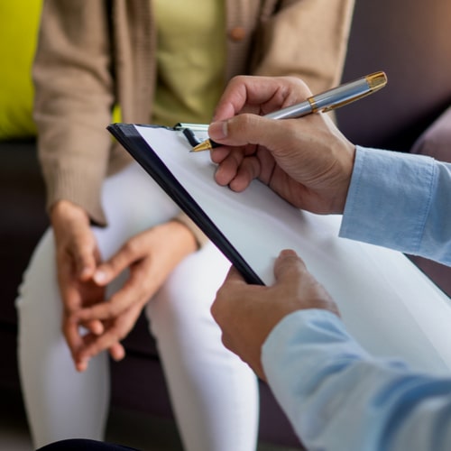 Female patients with mental illnesses and physical illnesses are currently discuss with a doctor