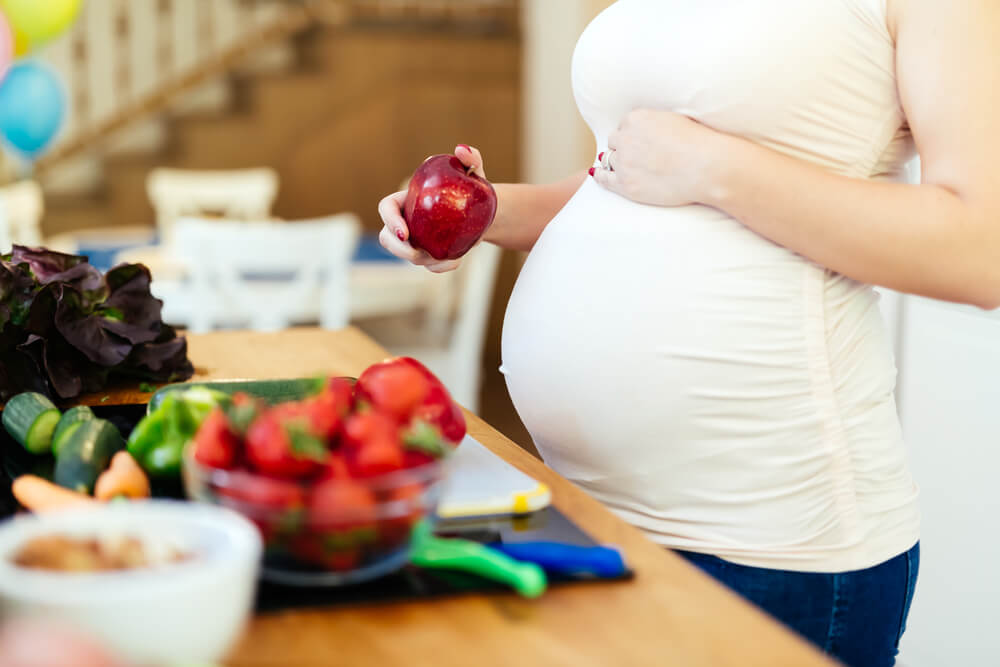 Pregnant woman healthy eating vegetables and fruit