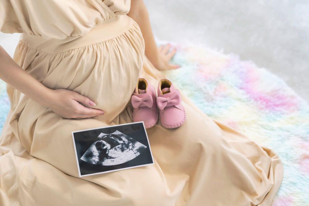 Pregnant woman and echo photograph. Maternity photography.