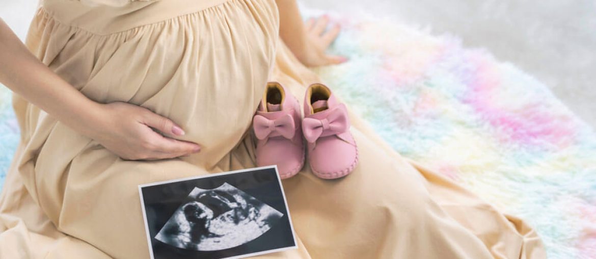 Pregnant woman and echo photograph. Maternity photography.