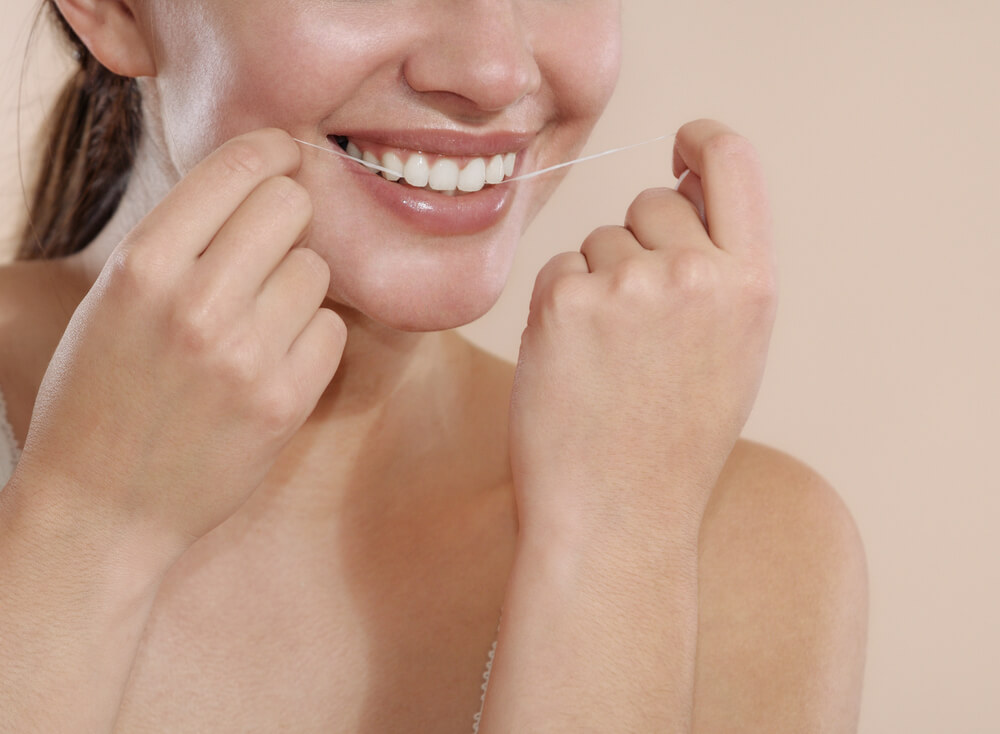 How-to-Floss-Your-Teeth