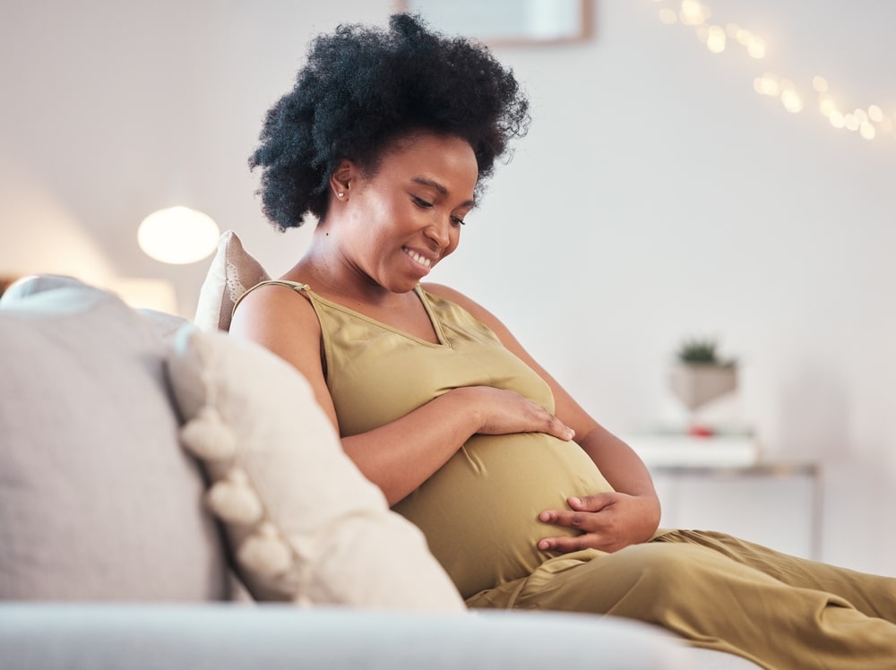 pregnant black woman holding her belly