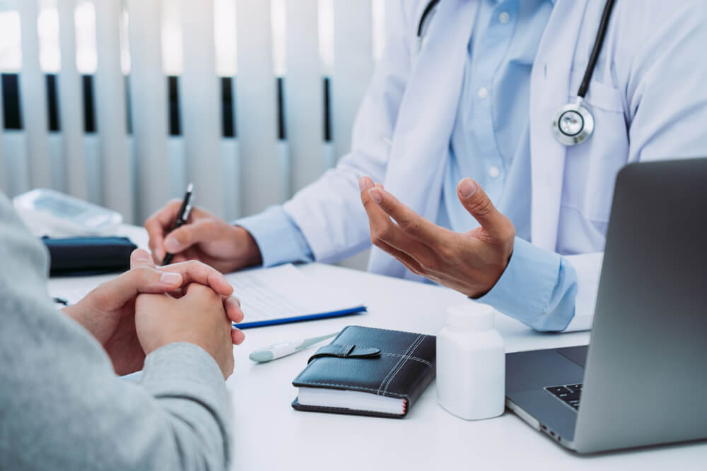 Doctors are explaining the treatment of a patient's illness