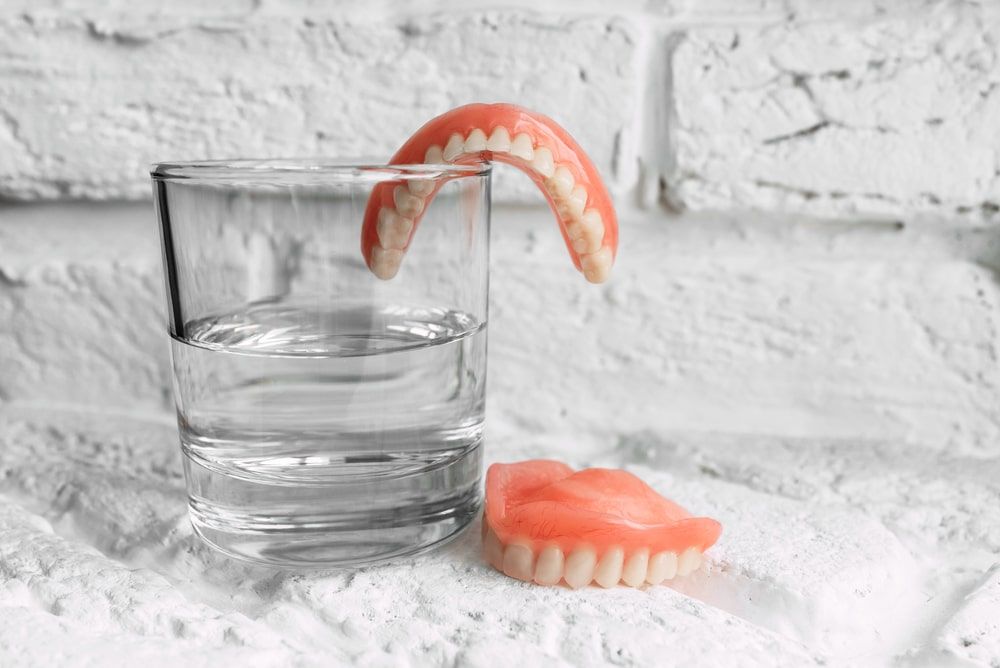 Full removable plastic denture of the jaws