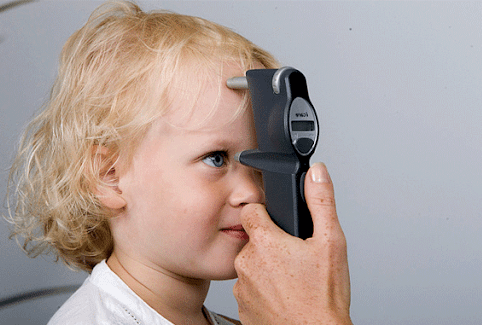 eye temperature meter on kid
