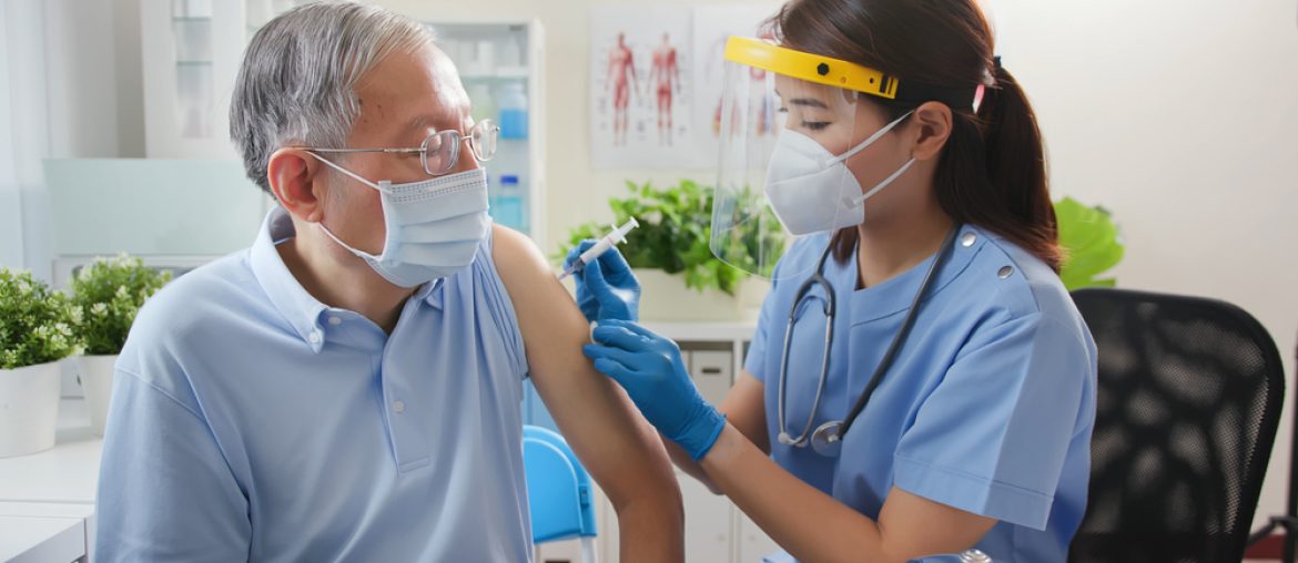 Asian,Female,Nurse,Wearing,Gloves,And,Isolation,Mask,Is,Making