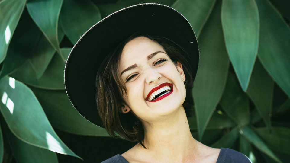 Young woman portrait using a hat