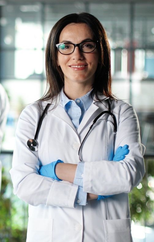 Portrait,Shot,Of,Caucasian,Happy,Beautiful,Woman,Physician,In,Glasses