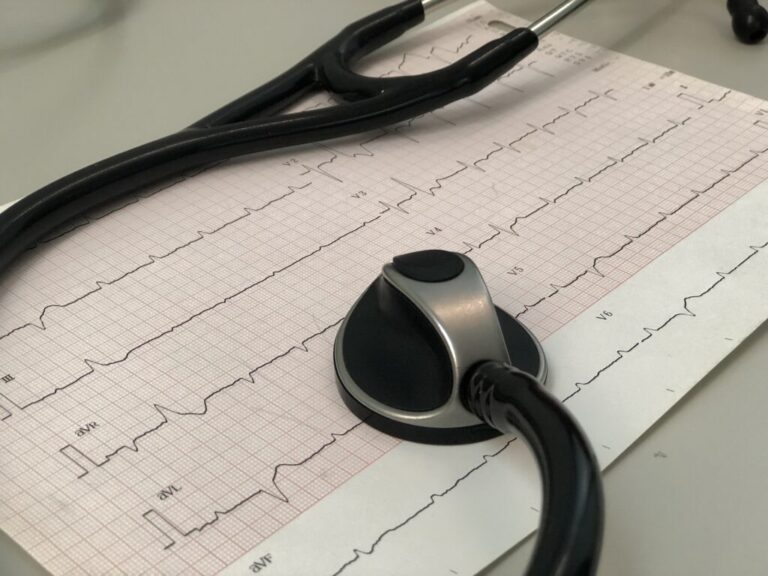 Stethoscope with heart reading